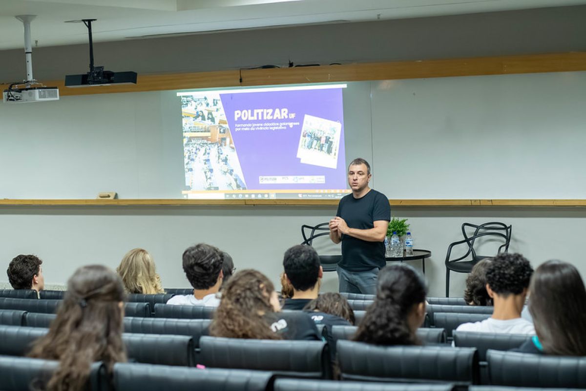 Primeiro encontro da Escola de Política no Arena